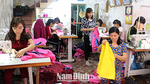 Xưởng may của chị Mai Thị Ngần, xã Trực Chính thường xuyên tạo việc làm cho hàng chục lao động nữ.