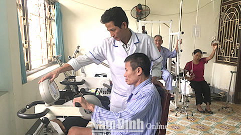 Bệnh nhân tập phục hồi chức năng tại Bệnh viện Y học cổ truyền tỉnh.