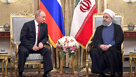 Tổng thống I-ran Hát-san Ru-ha-ni và Tổng thống Nga Vla-đi-mia Pu-chin trong cuộc gặp tại Tê-hê-ran ngày 1-11. Ảnh: AFP/TTXVN