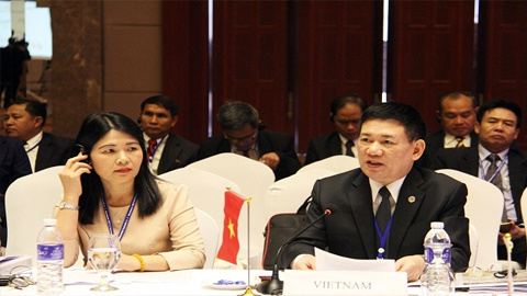 Tổng Kiểm toán Nhà nước Hồ Đức Phớc (phải) phát biểu tại phiên họp thứ nhất, Đại hội ASEANSAI lần thứ tư, ngày 6-11.