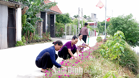 Nhân dân xóm 8, xã Hải Tây chăm sóc đường hoa, làm sạch môi trường.