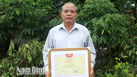 Ông Lê Xuân Hà, Trưởng Ban công tác Mặt trận thôn Bồng Quỹ được nhận Bằng khen của Ủy ban Trung ương MTTQ Việt Nam trao tặng về thành tích xuất sắc trong công tác Mặt trận giai đoạn 2014-2017.