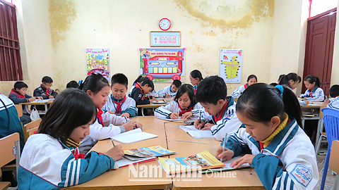 Học sinh Trường THCS Trực Nội (Trực Ninh) trong một giờ học theo mô hình trường học mới.