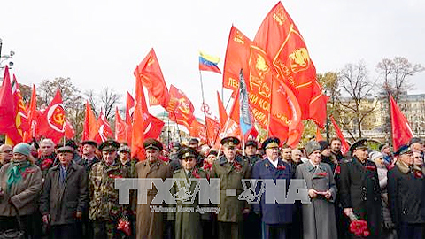 Dòng người viếng Lăng Lê-nin giương cao cờ của các Đảng Cộng sản và công nhân thế giới.