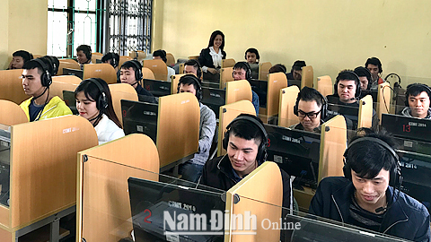 Sinh viên Trường Cao đẳng Xây dựng Nam Định trong giờ học ngoại ngữ.