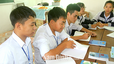 Học sinh Trường THPT Giao Thủy tham gia tìm hiểu pháp luật về biển, đảo trong giờ học ngoại khóa.
