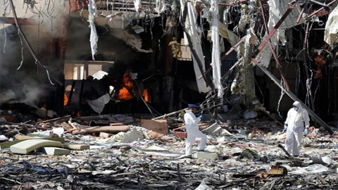 Điều tra viên khám xét hiện trường vụ không kích tại Sanaa, Yemen, tháng 10-2016. (Ảnh: Reuters)