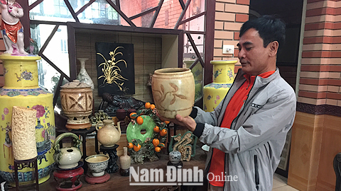 Anh Nguyễn Ngọc Sinh, số nhà 23, ngõ 30, đường Lê Hồng Sơn, phường Cửa Bắc (TP Nam Định) giới thiệu bộ sưu tập gốm sứ cổ.