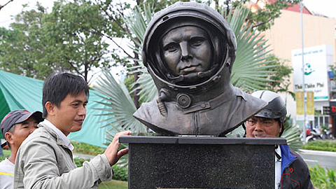 Tượng “I-u-ri Ga-ga-rin người đầu tiên bay vào vũ trụ” của Nga tại Công viên APEC.