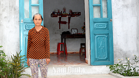 Gia đình bà Dương Thị Thư thuộc diện hộ nghèo, ở xóm 1, xã Nghĩa Trung, được hỗ trợ 20 triệu đồng xây nhà mới.