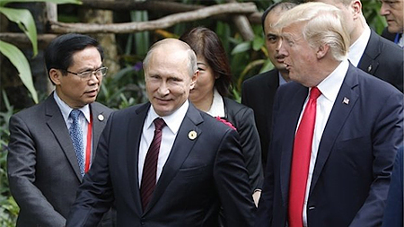 Tổng thống Nga Vladimir Putin (bên trái) và người đồng cấp Mỹ Donald Trump. (Ảnh: TASS)