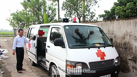 Xe cứu thương vận chuyển miễn phí giúp bệnh nhân nghèo của 2 cậu cháu ông Nguyễn Văn Cường, thôn 12, xã Trực Đạo.