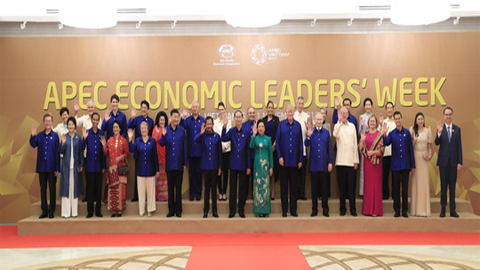 Các nhà lãnh đạo APEC trong trang phục APEC 2017 tại lễ đón chính thức tối 10-11-2017