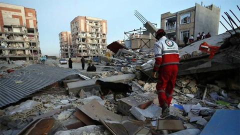 Nhân viên cứu hộ tìm kiếm nạn nhân động đất. Ảnh NBC News