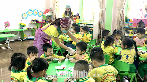Bữa ăn bán trú của các cháu Trường Mầm non Thống Nhất (TP Nam Định).