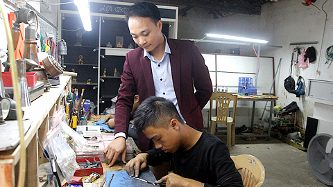 Anh Trần Thanh Bình, Giám đốc Cty TNHH Thương mại Thiên Trường Phát (TP Nam Định) hướng dẫn thợ trẻ học nghề.