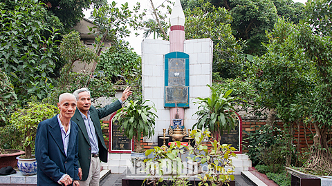 Cụ Đặng Văn Lới, 94 tuổi (bên trái) bên đài tưởng niệm Nhà giáo - Liệt sĩ Đặng Văn Trình, xã Mỹ Thành (Mỹ Lộc).