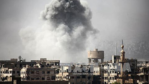 Khói bốc lên sau các cuôc không kích ở phía đông thủ đô Damascus. Ảnh: AFP/TTXVN