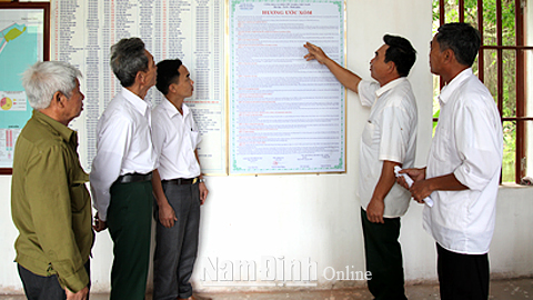Cán bộ xóm Đông Châu, xã Hải Đông tuyên truyền thực hiện chính sách dân số trong xây dựng NTM bền vững và phát triển.