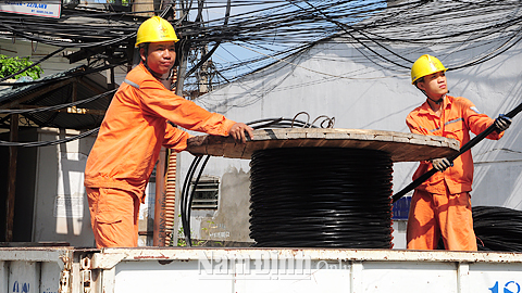 ĐVTN Cty Điện lực Nam Định khắc phục, sửa chữa sự cố lưới điện. Ảnh: Do cơ sở cung cấp