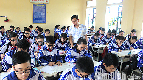 Thầy giáo Trần Văn Biên, Tổ phó tổ Toán Trường THCS Lương Thế Vinh  (TP Nam Định) trong một giờ lên lớp.