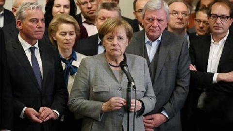 Thủ tướng Đức Angela Merkel phát biểu trước truyền thông sau khi đảng FDP tuyên bố rút khỏi đàm phán thành lập chính phủ liên minh, ngày 19-11-2017, tại Berlin, Đức. (Ảnh: Getty Images)