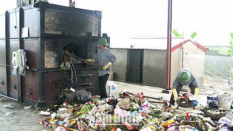 Vận hành lò đốt rác thải tại xã Nghĩa Hùng (Nghĩa Hưng).