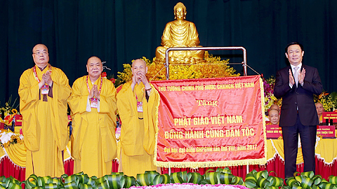 Phó Thủ tướng Vương Đình Huệ trao tặng Bức trướng của Thủ tướng Chính phủ với dòng chữ "Phật giáo Việt Nam đồng hành cùng dân tộc" chúc mừng Đại hội. 