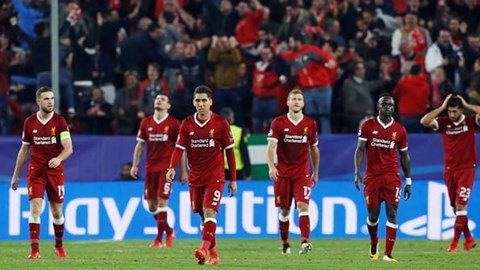 Dáng vẻ thất vọng của các cầu thủ Liverpool khi trọng tài thổi còi kết thúc trận đấu. 