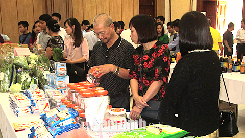 Khách hàng tham quan không gian trưng bày sản phẩm nông sản đặc trưng của tỉnh tại hội nghị kết nối cung cầu hàng hóa tỉnh Nam Định năm 2017.