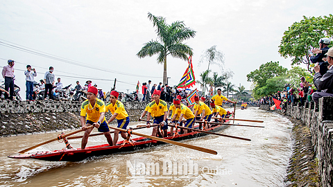Bơi chải tại Lễ hội truyền thống Chùa Keo Hành Thiện, xã Xuân Hồng năm 2017.
