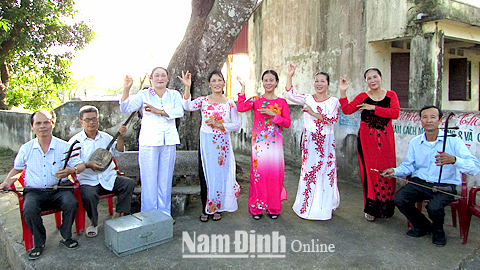 Một buổi luyện tập các làn điệu chèo truyền thống của CLB văn nghệ xã Yên Nghĩa.