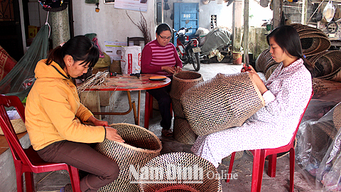 Một cơ sở dạy nghề đan cói cho phụ nữ ở xã Nghĩa Lâm (Nghĩa Hưng).