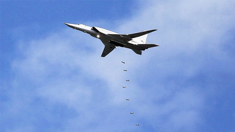 Máy bay ném bom của Nga không kích nhiều mục tiêu của IS ở tỉnh Ðây Ét-do, Xy-ri. Ảnh: Reuters