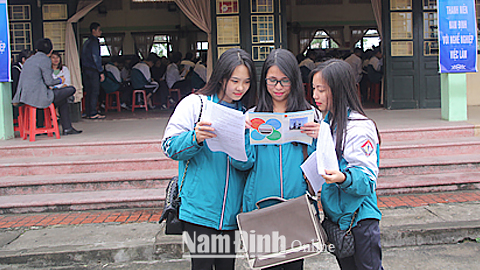 Học sinh Trường THPT Trần Hưng Đạo (TP Nam Định) trao đổi các thông tin tư vấn tuyển sinh, sức khỏe giới tính trong chương trình Ngày hội Khi tôi 18 năm 2017 do Tỉnh Đoàn tổ chức.
