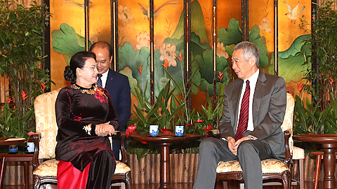 Chủ tịch Quốc hội Nguyễn Thị Kim Ngân hội kiến với Thủ tướng Xinh-ga-po Lý Hiển Long.