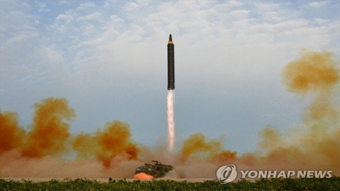 Vụ thử tên lửa Hwasong-12 ngày 15-9 của Triều Tiên. (Ảnh: Yonhap)