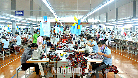 Sản xuất trang phục xuất khẩu tại Cty CP May Sông Hồng, xã Nghĩa Thái (Nghĩa Hưng).