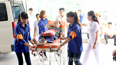 Đội thanh niên tình nguyện tiếp sức người bệnh Bệnh viện Đa khoa tỉnh hỗ trợ nhân viên y tế vận chuyển bệnh nhân.