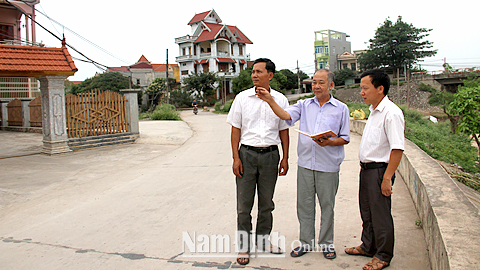 Cán bộ hòa giải thôn Quần Liêu, xã Nghĩa Sơn (Nghĩa Hưng) tuyên truyền pháp luật về an ninh trật tự cho nhân dân.
