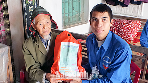 Đoàn viên thanh niên huyện Trực Ninh tặng quà cho gia đình chính sách có hoàn cảnh khó khăn. Ảnh: Do cơ sở cung cấp