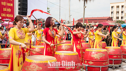 Hội trống nữ xứ Xuân Chính, xã Hải Xuân biểu diễn trong Ngày hội Văn hóa - Thể thao huyện Hải Hậu năm 2017.