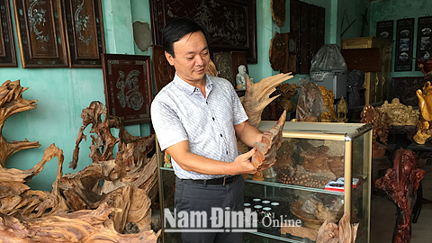 Anh Đặng Văn Quang, tổ dân phố Hưng Lộc, Thị trấn Mỹ Lộc bên các tác phẩm lũa Ngọc Am.