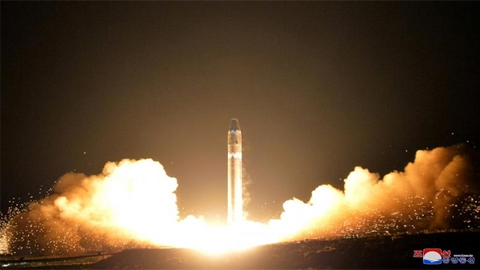 Vụ phóng thử tên lửa đạn đạo xuyên lục địa của Triều Tiên ngày 29-11. (Ảnh: Reuters)