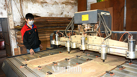 Được Agribank Trực Ninh cho vay 2 tỷ đồng, anh Đinh Văn Tăng đã mua máy đục phục vụ sản xuất các sản phẩm đồ gỗ mỹ nghệ, đáp ứng nhu cầu ngày càng đa dạng của khách hàng.