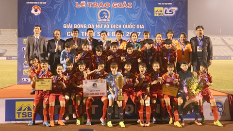 Đội thành phố Hồ Chí Minh I nhận Cúp vô địch.