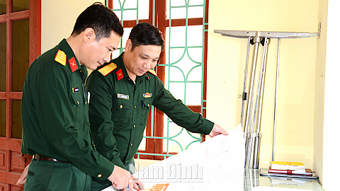 Cán bộ, chiến sĩ Ban CHQS huyện Trực Ninh chuẩn bị nội dung các lớp bồi dưỡng kiến thức QP-AN.