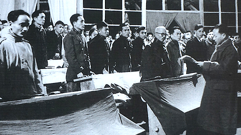  Tổng bí thư Trường Chinh đọc báo cáo tại hội nghị toàn quốc của Đảng năm 1949 