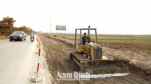 Thi công nâng cấp tuyến Quốc lộ 38B, đoạn từ CCN phía nam Thị trấn Lâm đến ngã ba Cát Đằng - Yên Tiến.
