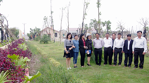 Cán bộ các HTX tham quan mô hình công viên rác thải tại xã Xuân Tiến (Xuân Trường) của Cty TNHH Tân Thiên Phú.